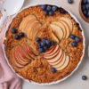 Glutenvrije baked oats met appel en blauwe bessen