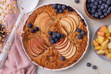 Glutenvrije baked oats met appel en blauwe bessen