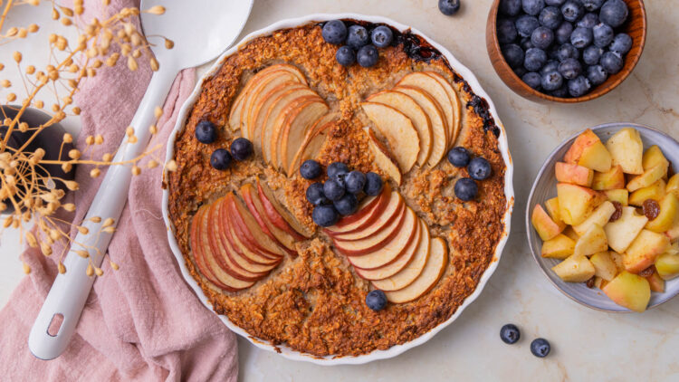 Glutenvrije baked oats met appel en blauwe bessen