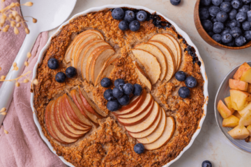 Glutenvrije baked oats met appel en blauwe bessen