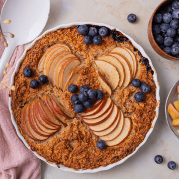 Glutenvrije baked oats met appel en blauwe bessen