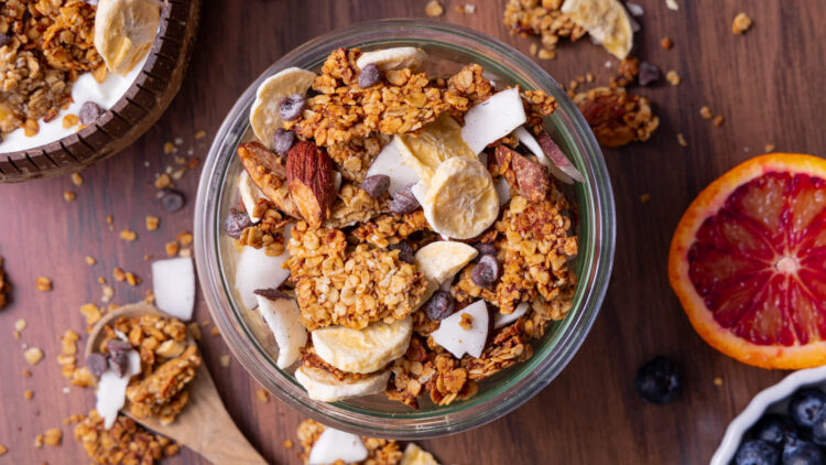 Glutenvrije bananenbrood granola met chocolade en kokos