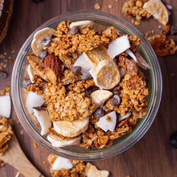 Glutenvrije bananenbrood granola met chocolade en kokos