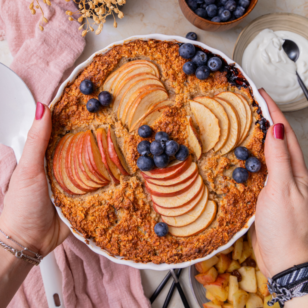 Glutenvrije baked oats met appel en blauwe bessen