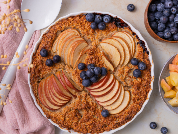 Glutenvrije baked oats met appel en blauwe bessen